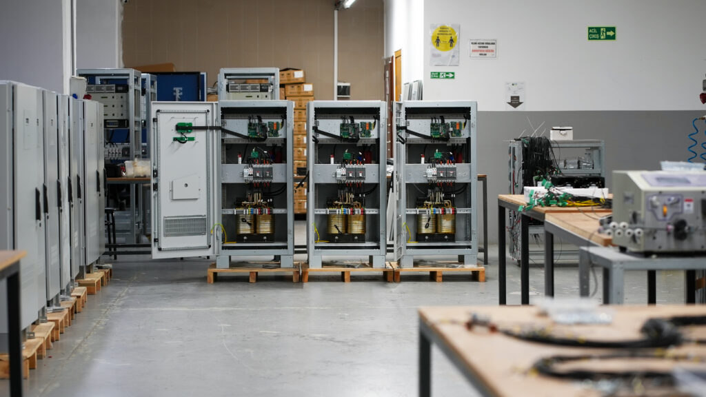 UPS y cargadores de baterías industriales de alta calidad con refrigeración natural